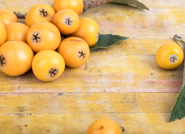 Photo nèfles frais sur table en bois