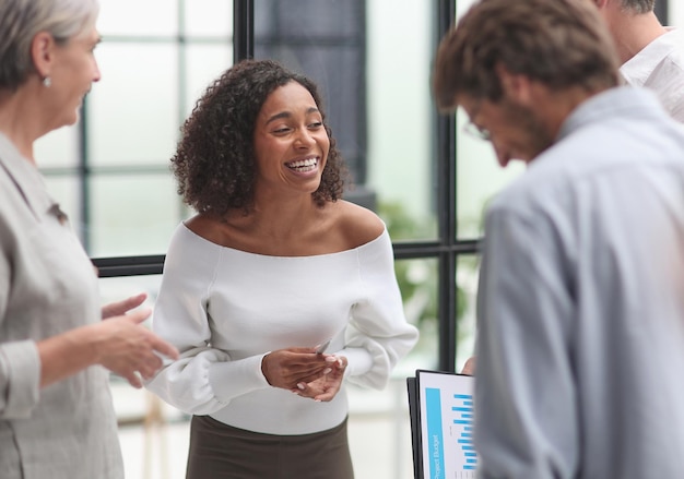 Négociations au bureau Une jeune femme parle avec des collègues