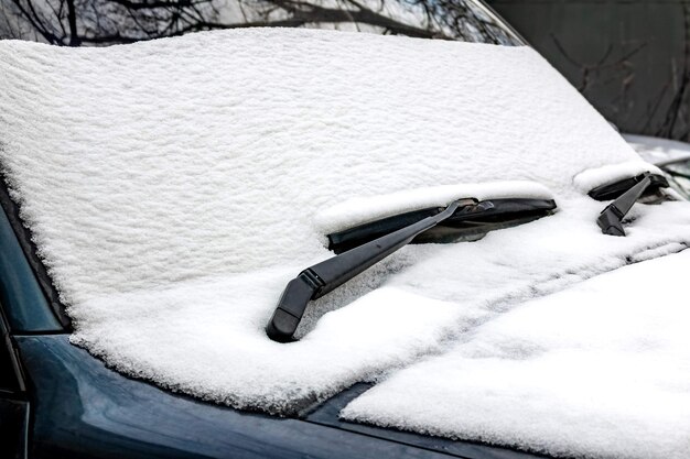 Neige à l'avant de la voiture. La première neige de novembre.