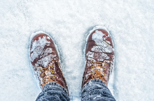 Neige, bottes, vue haut