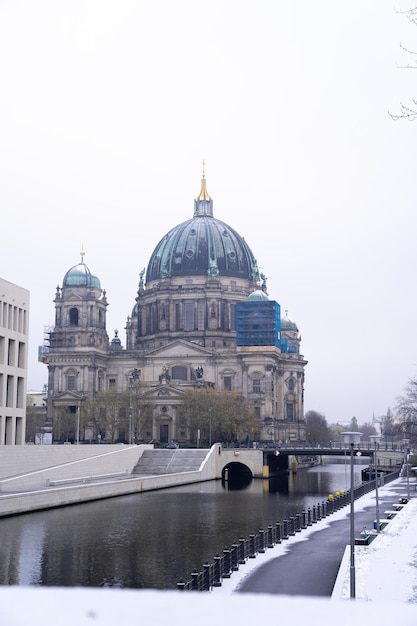 Neige sur la cathédrale de Berlin avec la rivière et le pont Allemagne