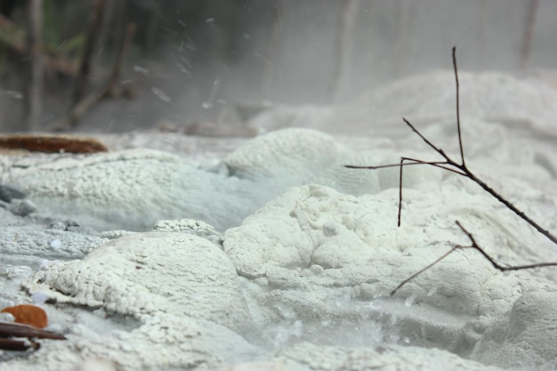 Photo avec la neige chaude, cela rend le kawah putih tinggi raja encore plus charmant