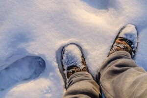 Photo neige sur chaussures bottes d'hiver dans la neige libre de chaussures d'hiver