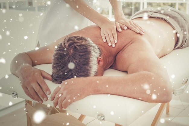 Photo neige contre l'homme recevant un massage du dos