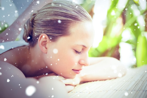 Photo neige contre une jolie femme se faisant masser le dos