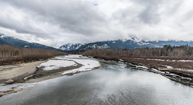 La neige a couvert la vallée du fleuve Columbia près de Rivelstock Canada jour couvert