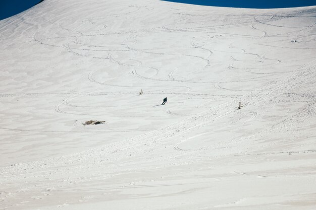 Neige dans les montagnes skieurs printemps et hiver