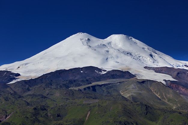 Neige sur deux sommets du mont Elbrus