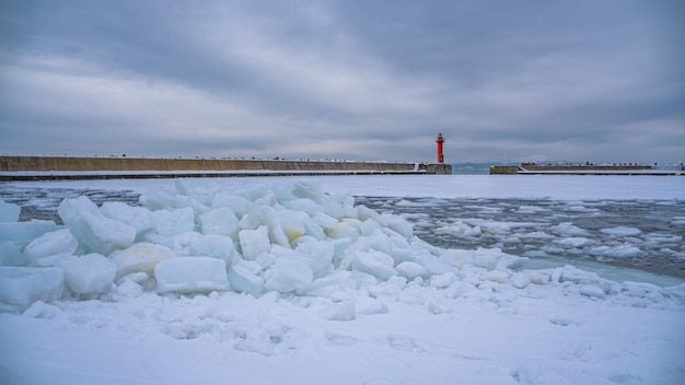 La neige du lac a fondu en hiver