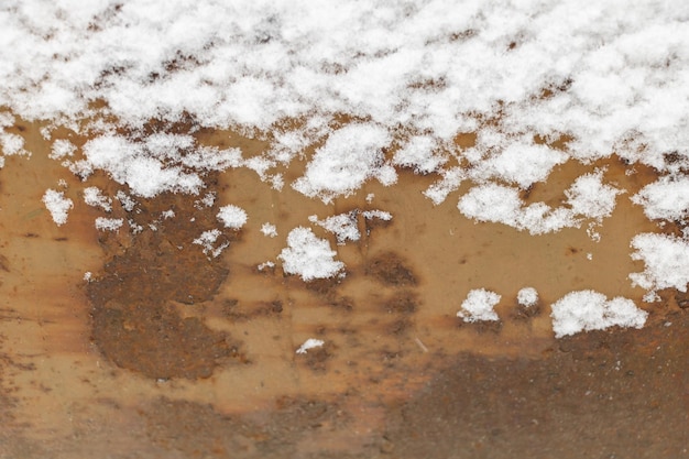 Neige sur fond de texture en métal rouillé se bouchent