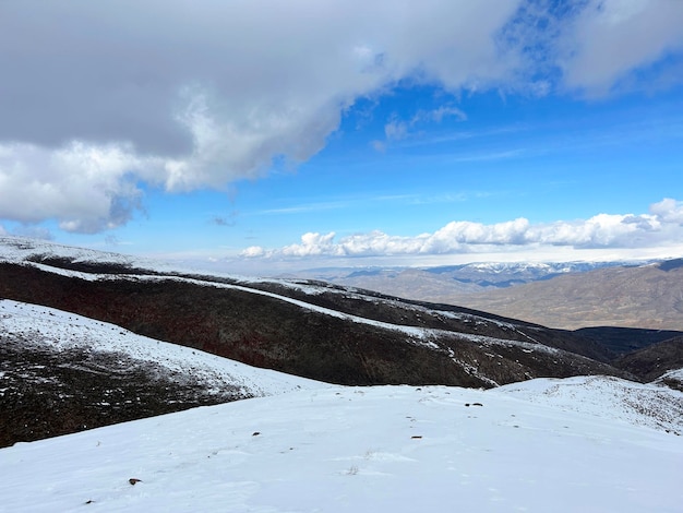 La neige d'hiver couvrait les sommets des montagnes Le paysage hivernal des montagnes