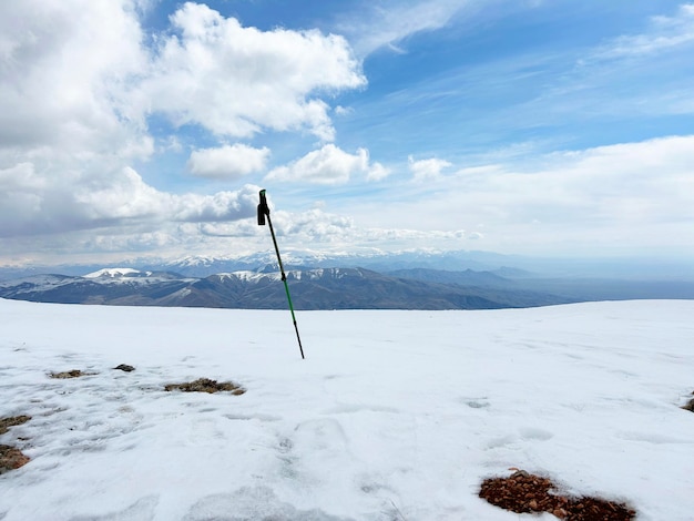 La neige d'hiver couvrait les sommets des montagnes Le paysage hivernal des montagnes