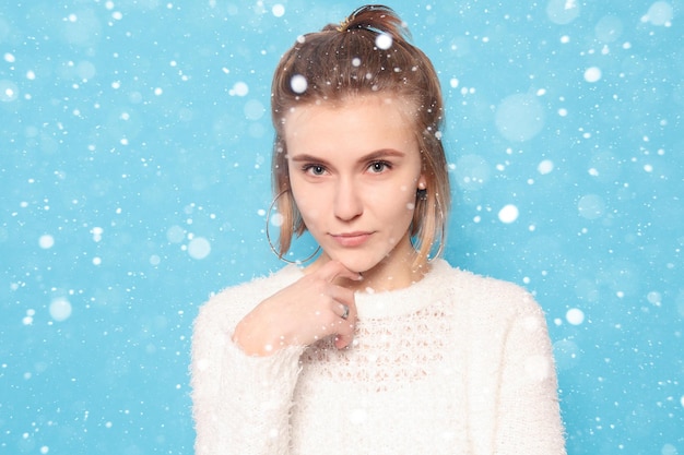 Neige, hiver, Noël, mode de vie sain, bonheur et concept de personnes - Le portrait de la jeune femme avec des émotions heureuses. Rire, sourire, colère, suspicion, peur, surprise sur fond de neige