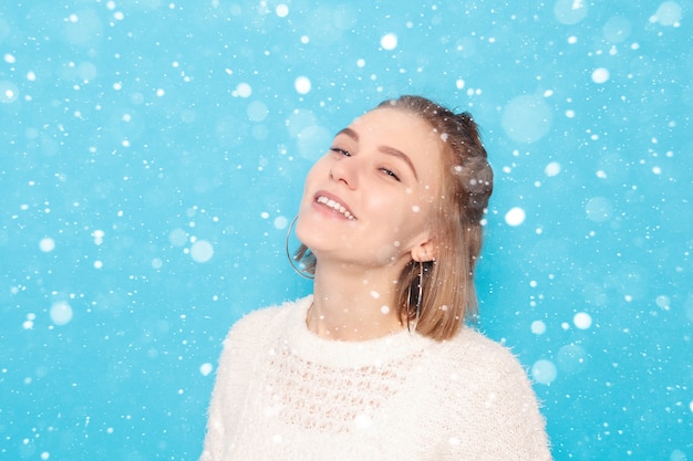 Neige, hiver, Noël, mode de vie sain, bonheur et concept de personnes - Le portrait de la jeune femme avec des émotions heureuses. Rire, sourire, colère, suspicion, peur, surprise sur fond de neige