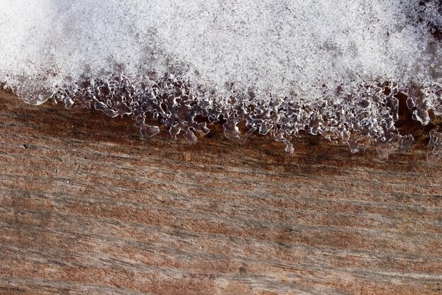 Neige sur un morceau d'arbre