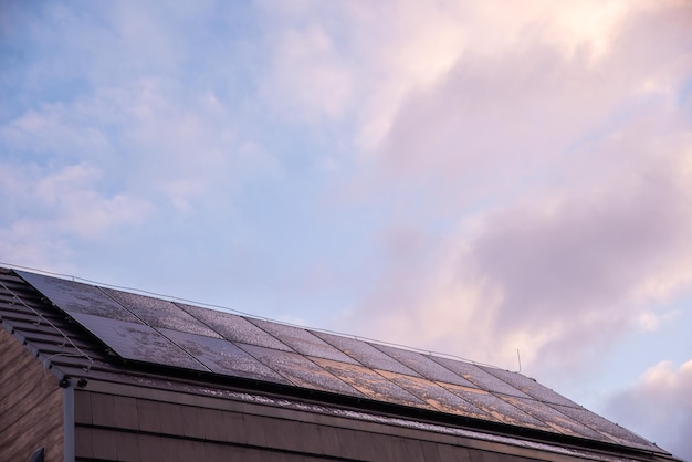 Photo neige sur les panneaux photovoltaïques réduction de la production électrique en hiver