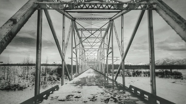 Photo la neige sur le pont contre le ciel