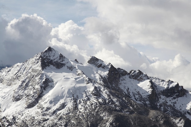 Neige et rocher dans la montagne des Cordillères