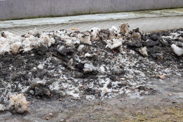 Neige sale noire au début du printemps