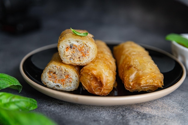 Nem nourriture viande nems de légumes sauce épicée cuisine rouleaux de printemps frits repas frais sur la table