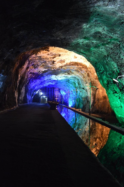 Nemocon Colombie Tunnel de reflets et de couleurs ancienne mine de sel