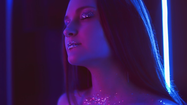 Neon girl glitter maquillage couleur lueur visage étincelant