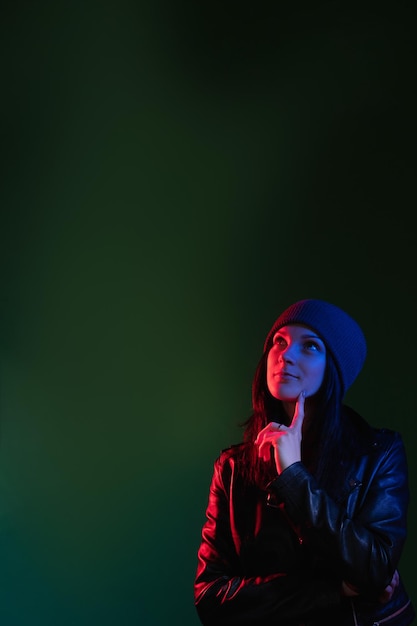 Neon light portrait femme curieuse mode de vie nocturne dame réfléchie en rouge bleu lueur se demandant à la recherche