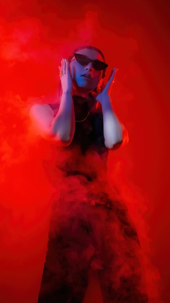 Neon smoke people fashion portrait de femme émotionnelle