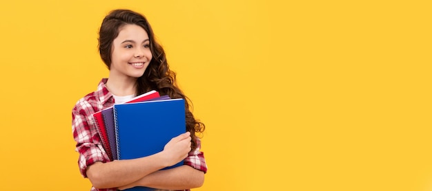 Nerd enfance heureuse joyeux enfant va faire ses devoirs avec des livres souriant étudiant Portrait d'écolière étudiant studio bannière en-tête écolier face copyspace