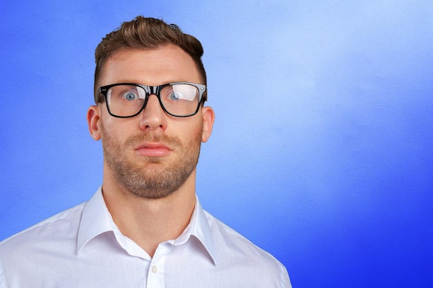 Nerd homme d'affaires à lunettes