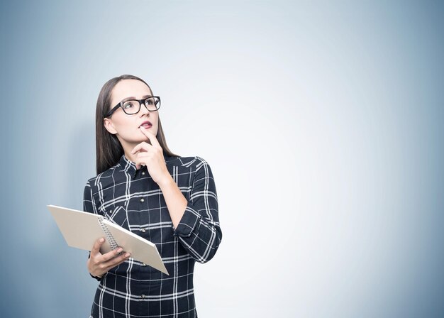 Photo une nerd avec des lunettes qui pense à la science grise.