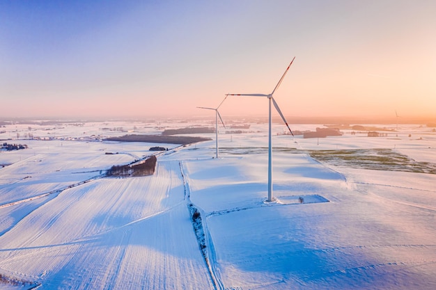 Énergie alternative en hiver Éolienne sur champ neigeux d'hiver