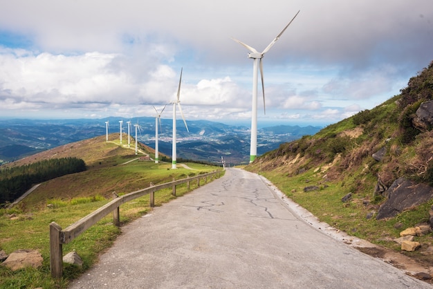 Énergie renouvelable. Éoliennes, parc éolien dans un paysage pittoresque du pays basque, en Espagne.