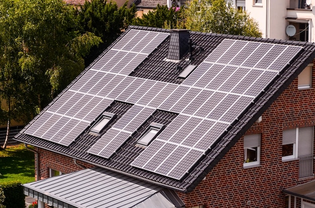 Énergie renouvelable verte avec panneaux photovoltaïques sur le toit.