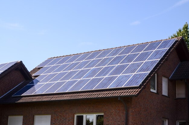 Énergie renouvelable verte avec panneaux photovoltaïques sur le toit.