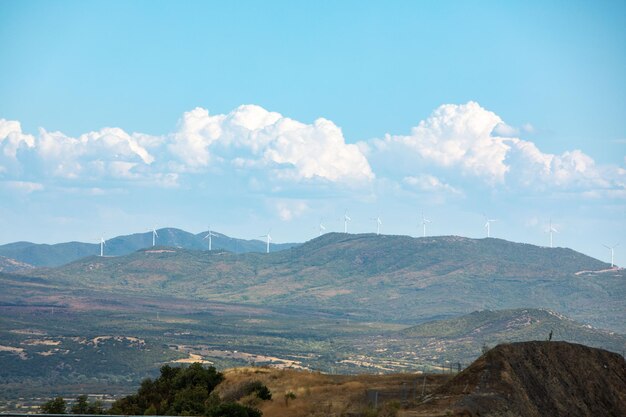 Énergie verte de l'usine éolienne dans l'espace de copie des montagnes grecques