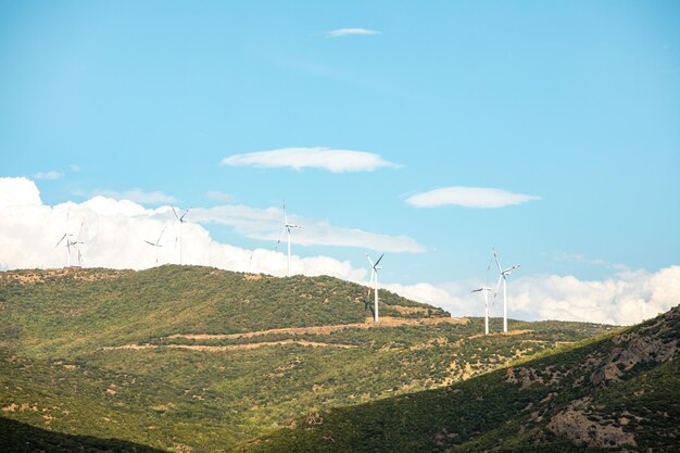 Énergie verte de l'usine éolienne dans l'espace de copie des montagnes grecques