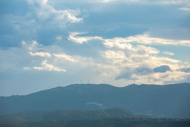 Énergie verte d'usine de vent aux montagnes de la Grèce