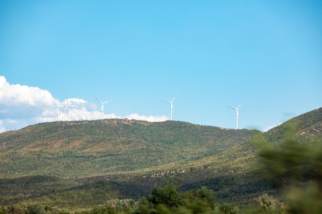 Énergie verte d'usine de vent aux montagnes de la Grèce