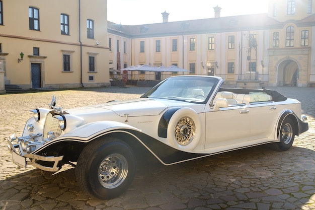 NESVIZH, Belarus-8 juillet 2021 : Lincoln Excalibur Phantom dans la cour du château de Nesvizh.