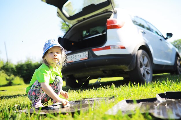 Nettoyage automatique des garnitures Lavage manuel de la voiture Un homme aux cheveux gris nettoie son véhicule