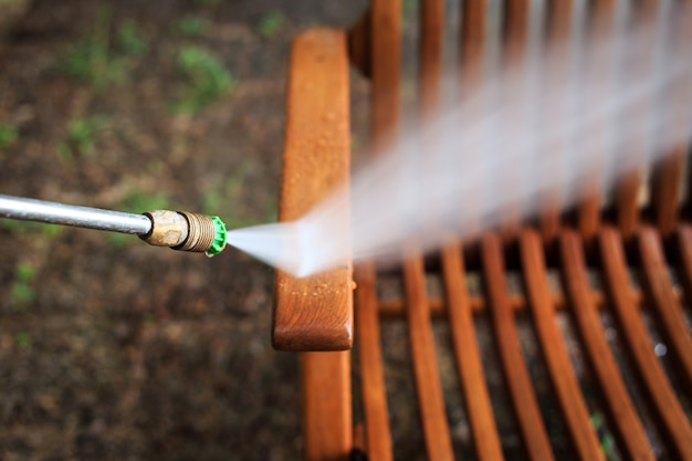 Nettoyage de chaise en bois avec jet d&#39;eau à haute pression