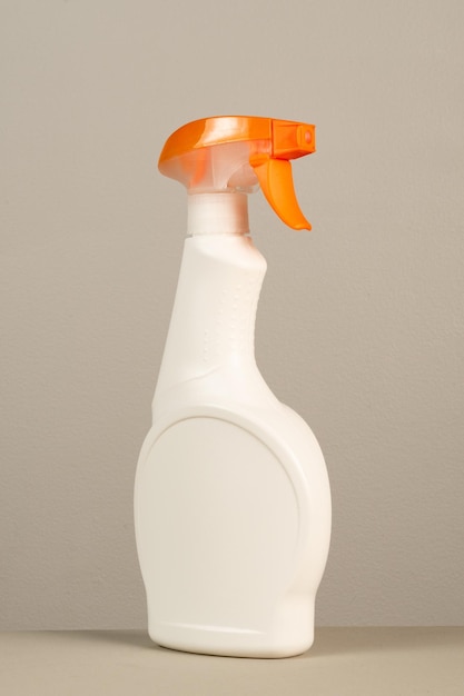 Nettoyage des emballages en plastique sur fond gris neutre