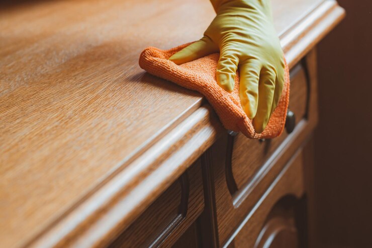 Nettoyage et entretien de la table de chaise de meubles en bois avec chiffon et agent de nettoyage
