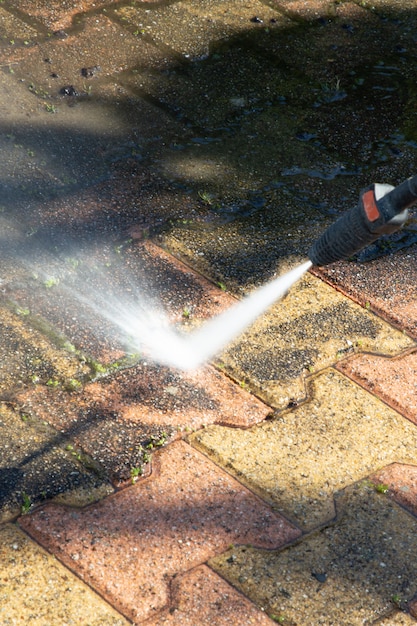 Nettoyage extérieur des sols avec jet d'eau haute pression