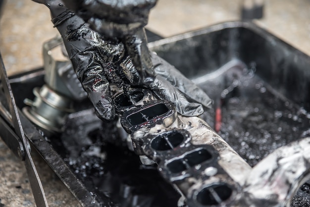 Nettoyage de l&#39;injection de carburant et du moteur de la voiture à débit d&#39;air