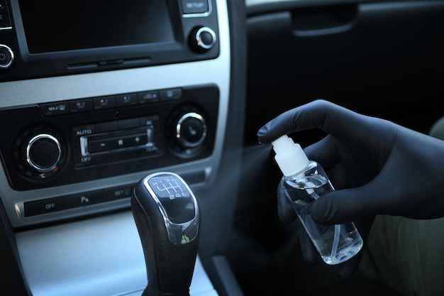 Nettoyage de l'intérieur de la voiture et pulvérisation de liquide de désinfection. Désinfection du volant et des poignées de la voiture. Coronavirus, Covid-19 protection.Désinfection du véhicule à l'intérieur,