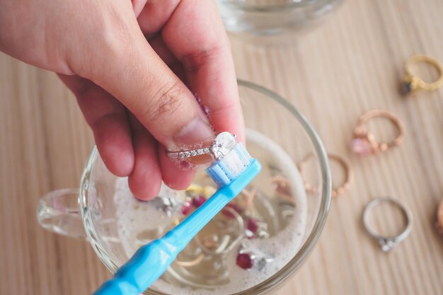 Nettoyage à la main de bijoutier et polissage de bijoux vintage bague en diamant gros plan