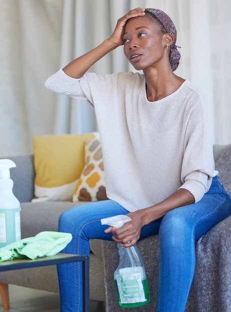 Nettoyage de la maison d'une femme noire et d'une personne fatiguée dans un salon stressé et anxieux par le travail à domicile