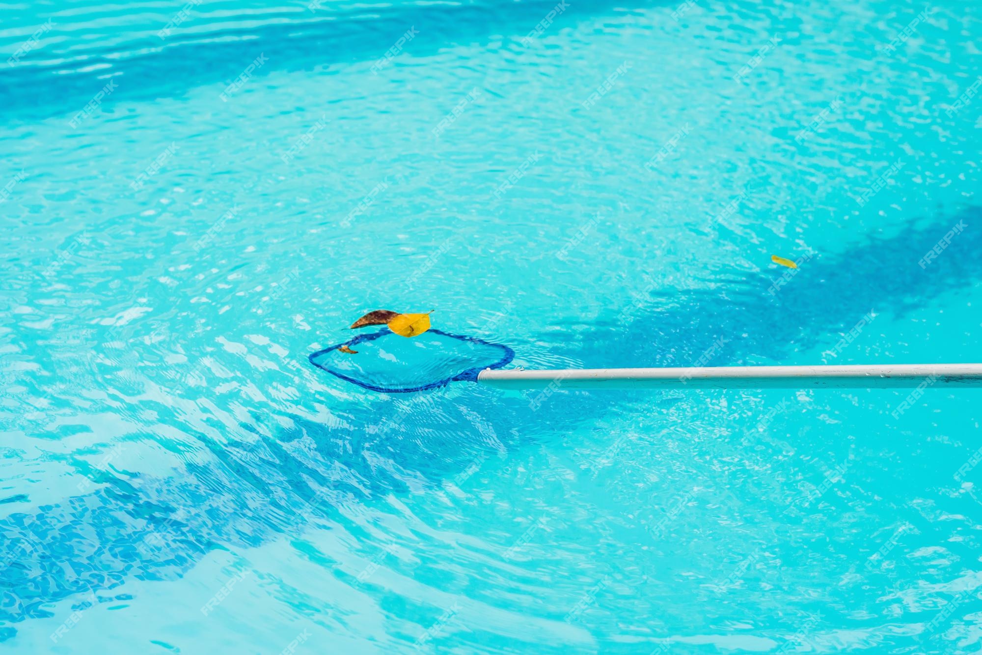 Filet De Nettoyage De La Piscine Avec Gouttelettes D'eau En Fond D'eau Bleu  Clair. En Arrière-plan, Une Cour Avec Photo stock - Image du privé, cour:  241390808